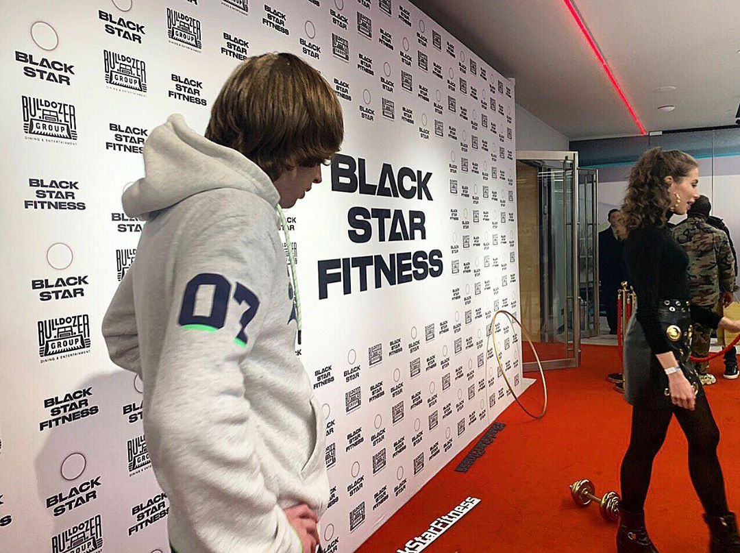 Владимирец Иван Шелаханов продолжает строить головокружительную карьеру в столице. Теперь он перешел на работу креатором в крупную компанию Black Star, где рождаются знаменитые артисты