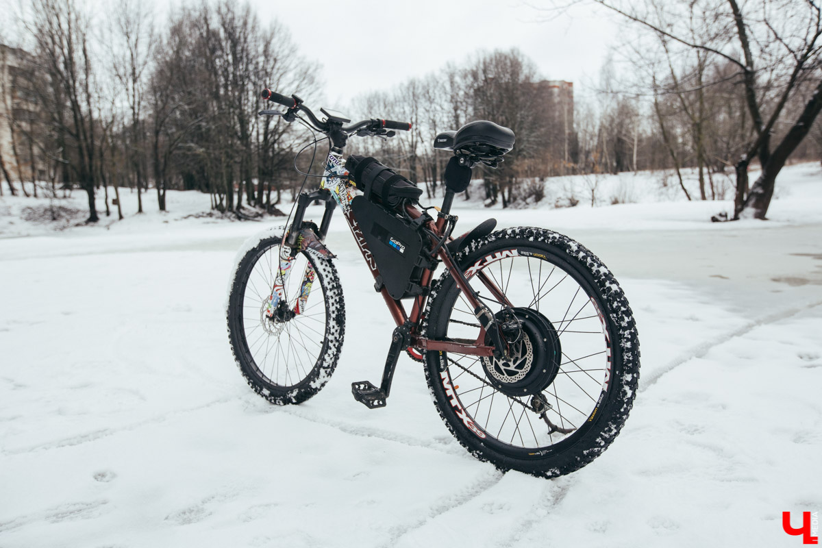 Год назад фотограф Владислав Тябин собрал электровелосипед, на котором каждый день ездил на работу зимой и летом