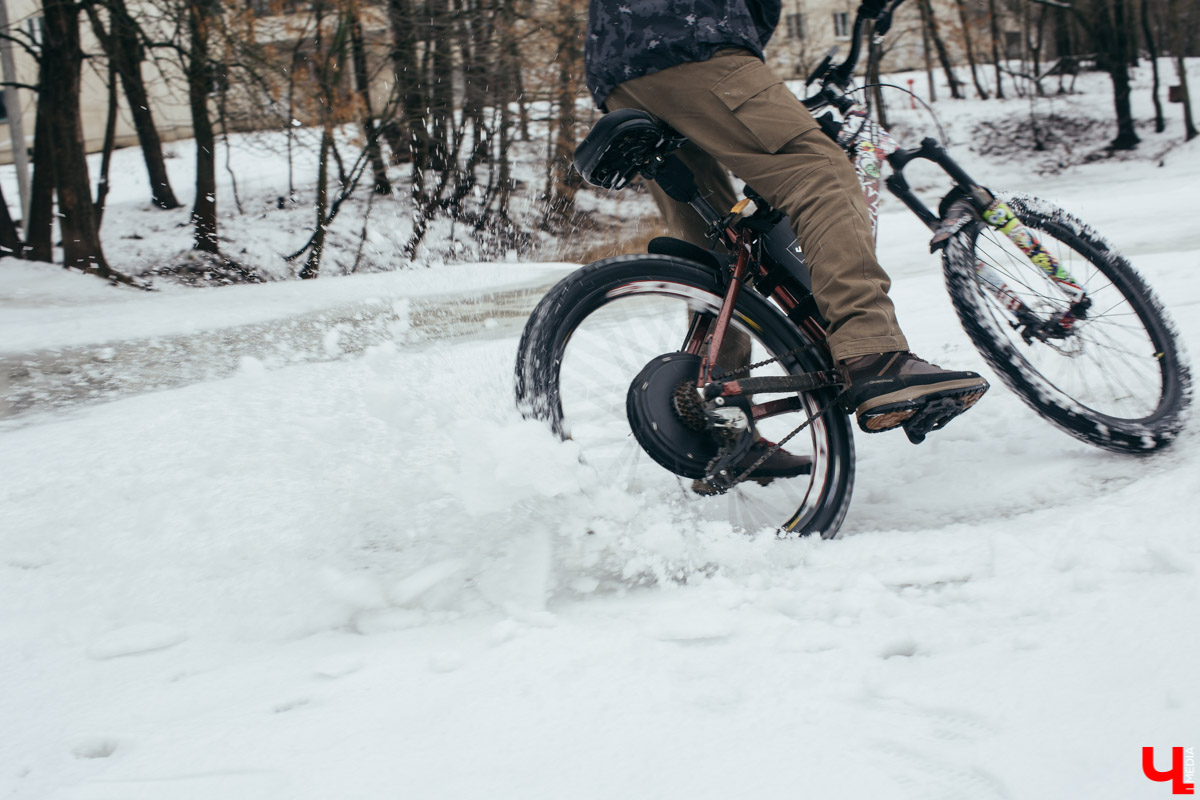 Год назад фотограф Владислав Тябин собрал электровелосипед, на котором каждый день ездил на работу зимой и летом