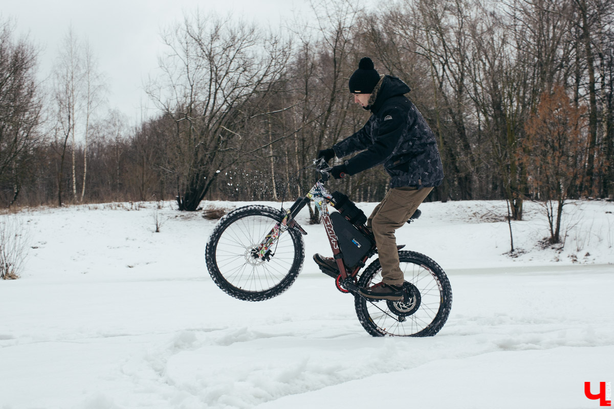 Год назад фотограф Владислав Тябин собрал электровелосипед, на котором каждый день ездил на работу зимой и летом