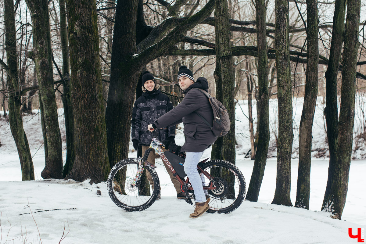 Год назад фотограф Владислав Тябин собрал электровелосипед, на котором каждый день ездил на работу зимой и летом