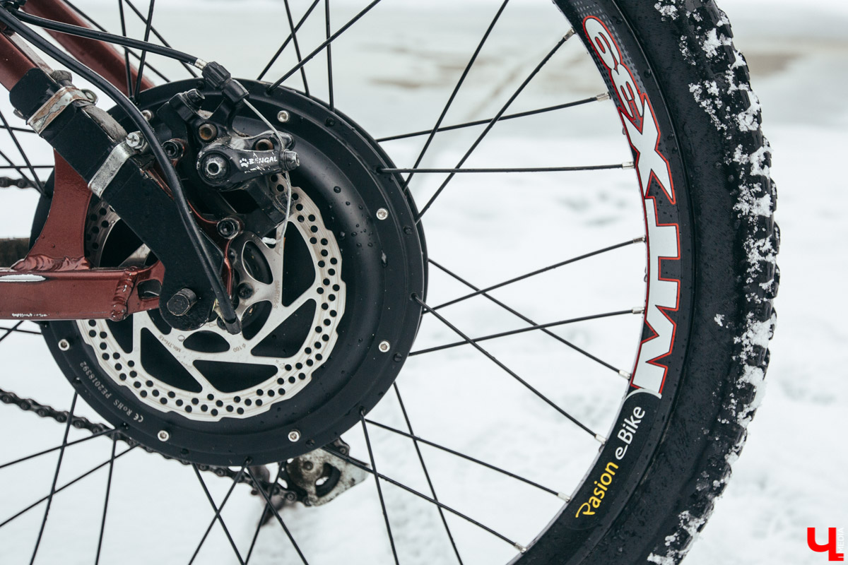 Год назад фотограф Владислав Тябин собрал электровелосипед, на котором каждый день ездил на работу зимой и летом