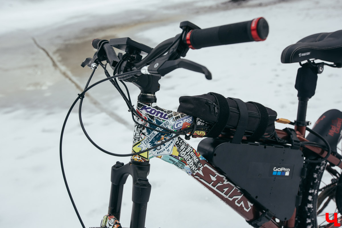 Год назад фотограф Владислав Тябин собрал электровелосипед, на котором каждый день ездил на работу зимой и летом