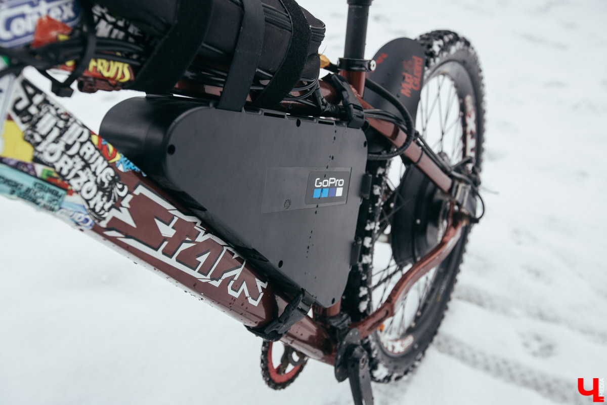 Год назад фотограф Владислав Тябин собрал электровелосипед, на котором каждый день ездил на работу зимой и летом