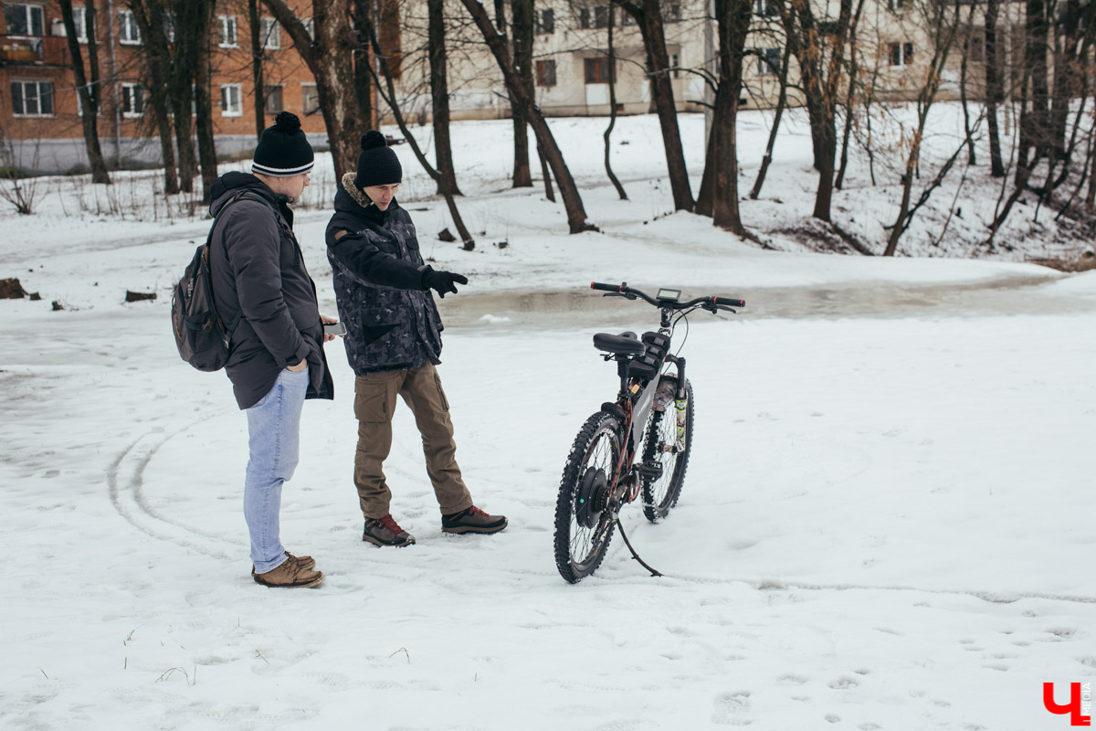 Год назад фотограф Владислав Тябин собрал электровелосипед, на котором каждый день ездил на работу зимой и летом