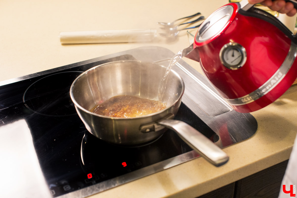 Шеф Орловский и модельер Рязанова соединили цейлонскую экзотику и греческий классический десерт в студии Roulet