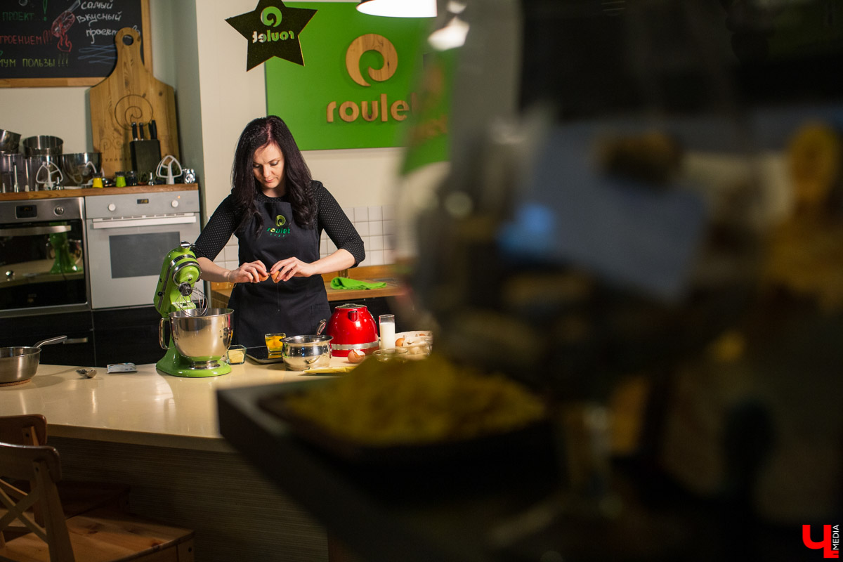 Шеф Орловский и модельер Рязанова соединили цейлонскую экзотику и греческий классический десерт в студии Roulet