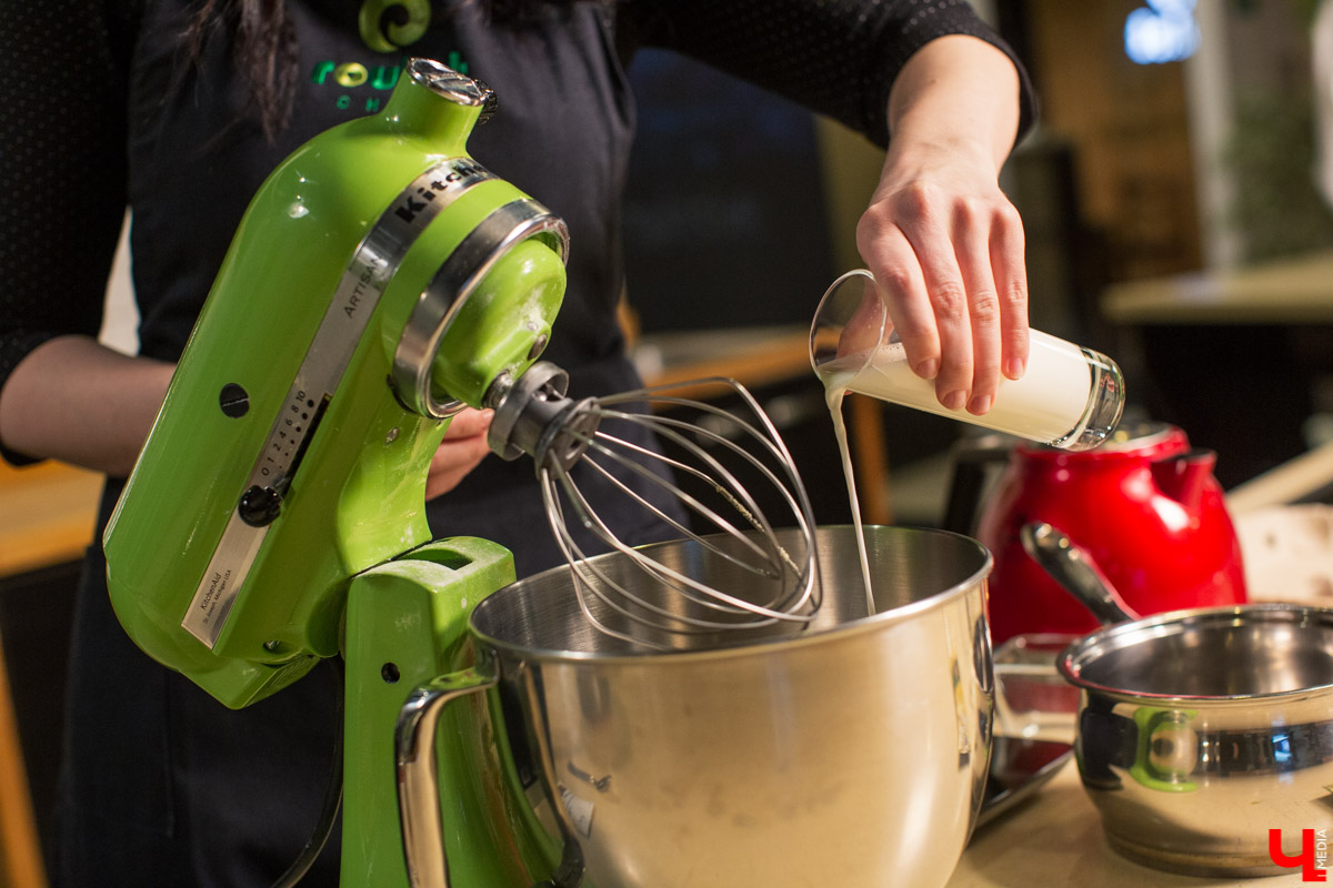 Шеф Орловский и модельер Рязанова соединили цейлонскую экзотику и греческий классический десерт в студии Roulet