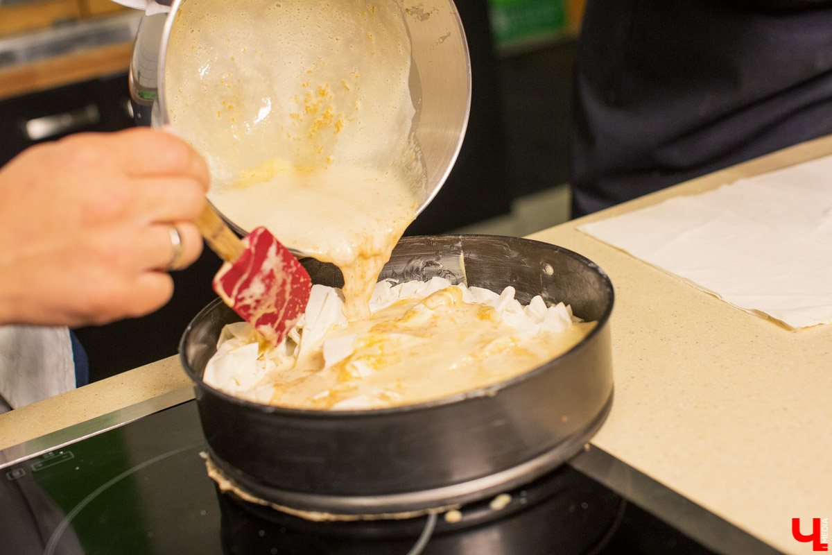 Шеф Орловский и модельер Рязанова соединили цейлонскую экзотику и греческий классический десерт в студии Roulet