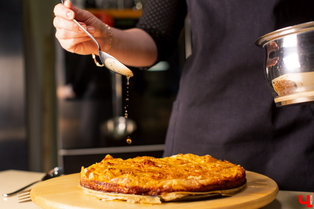 Шеф Орловский и модельер Рязанова соединили цейлонскую экзотику и греческий классический десерт в студии Roulet