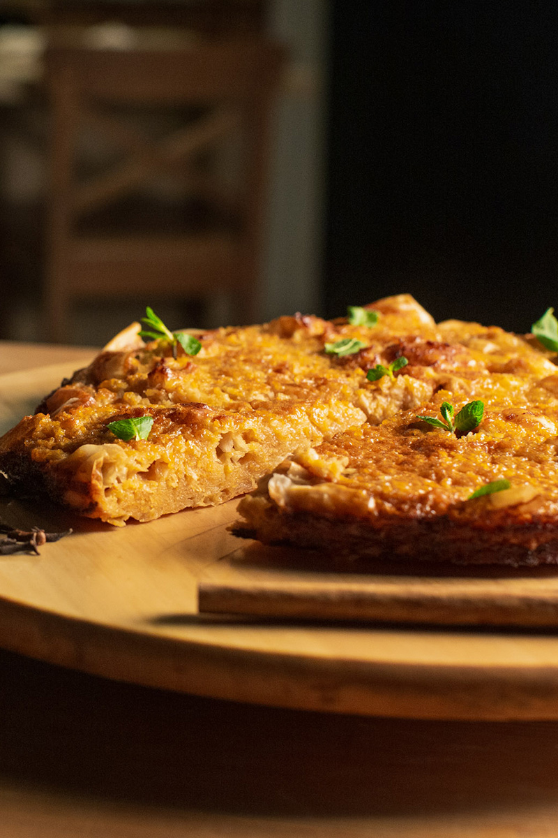 Шеф Орловский и модельер Рязанова соединили цейлонскую экзотику и греческий классический десерт в студии Roulet
