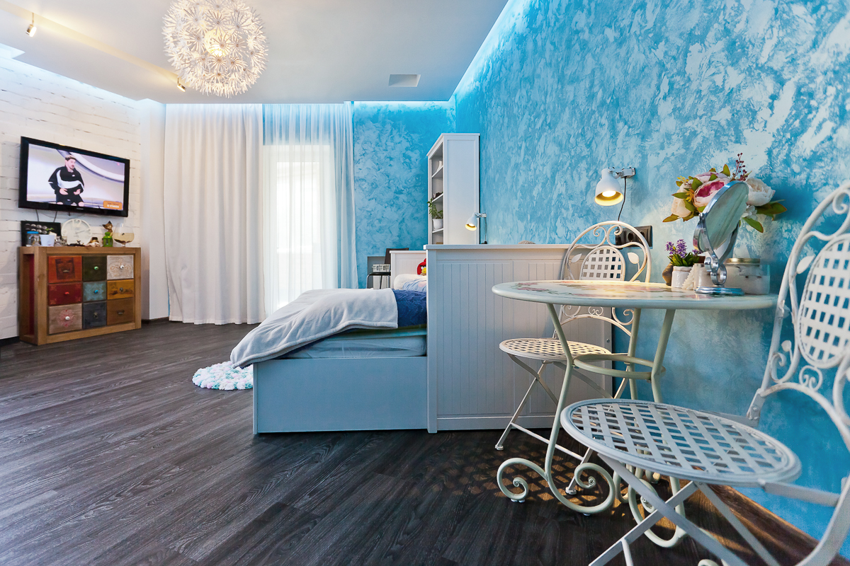 Новый объект для нашей рубрики «Интерьер недели» — трехкомнатная квартира для творческой семьи — мамы, папы и дочки