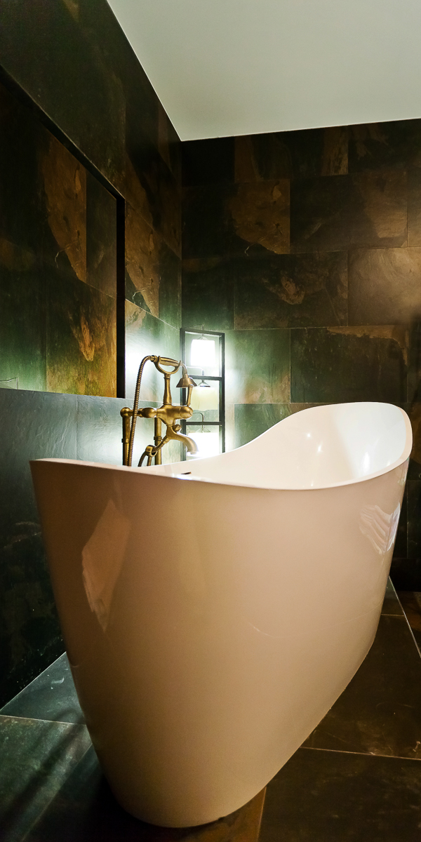 Новый объект для нашей рубрики «Интерьер недели» — трехкомнатная квартира для творческой семьи — мамы, папы и дочки