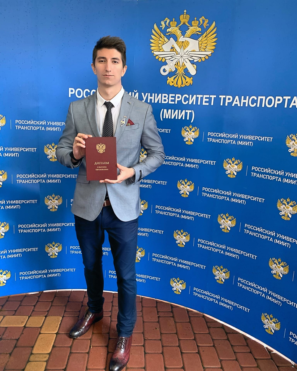 Никита Анисимов, после школы переехавший в Москву, на достигнутом не остановился. Теперь он покоряет Китай, путешествует по миру и рассказывает нам об этом