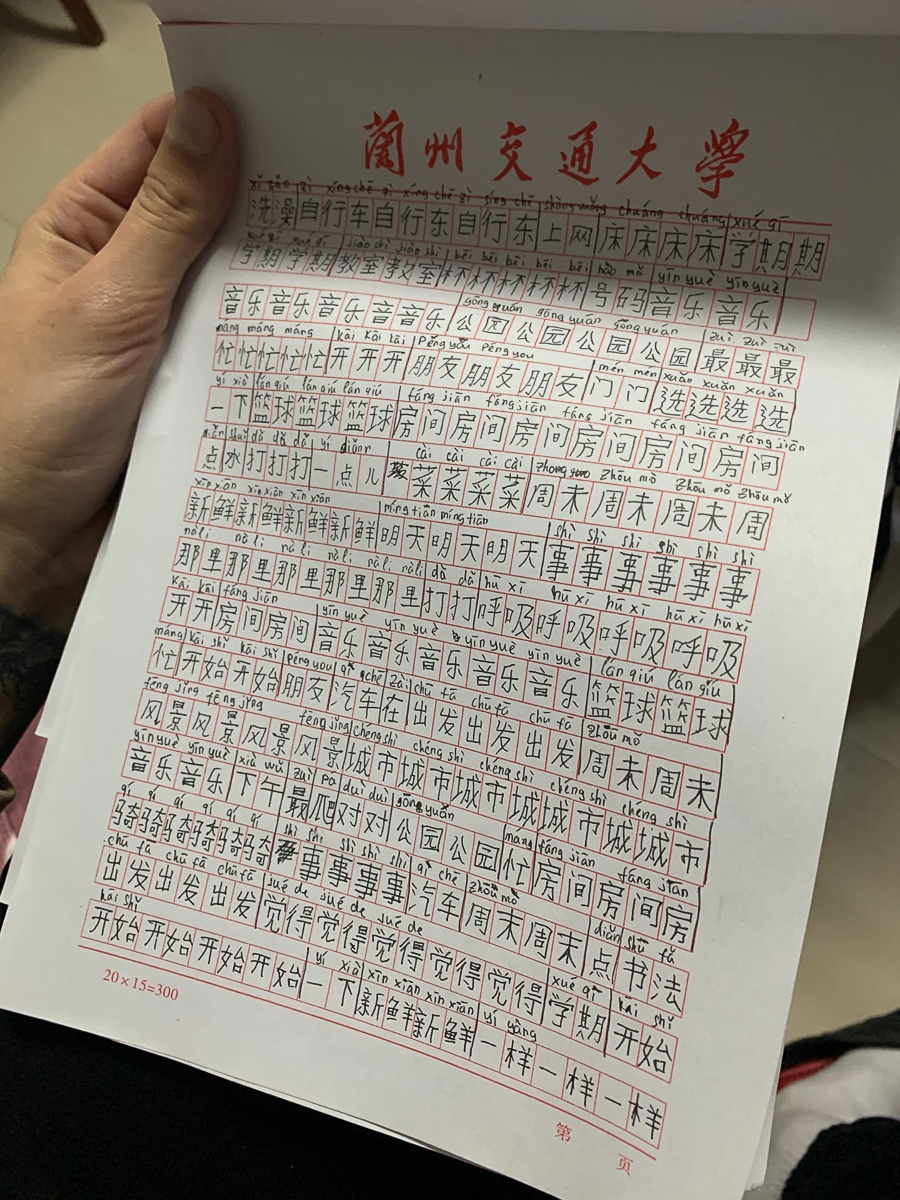 Никита Анисимов, после школы переехавший в Москву, на достигнутом не остановился. Теперь он покоряет Китай, путешествует по миру и рассказывает нам об этом