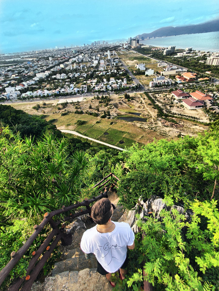 Никита Анисимов, после школы переехавший в Москву, на достигнутом не остановился. Теперь он покоряет Китай, путешествует по миру и рассказывает нам об этом