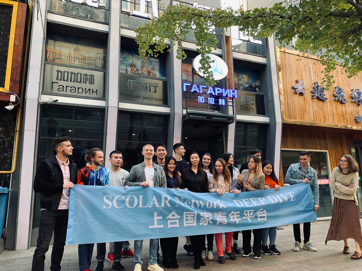 Никита Анисимов, после школы переехавший в Москву, на достигнутом не остановился. Теперь он покоряет Китай, путешествует по миру и рассказывает нам об этом