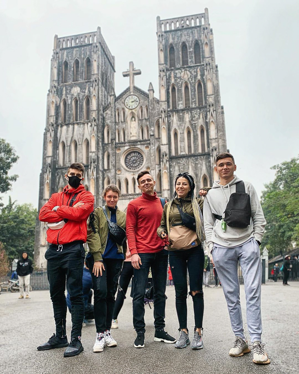 Никита Анисимов, после школы переехавший в Москву, на достигнутом не остановился. Теперь он покоряет Китай, путешествует по миру и рассказывает нам об этом