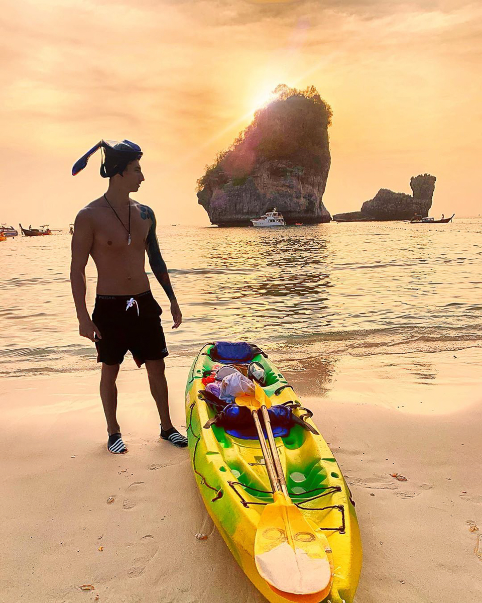 Никита Анисимов, после школы переехавший в Москву, на достигнутом не остановился. Теперь он покоряет Китай, путешествует по миру и рассказывает нам об этом