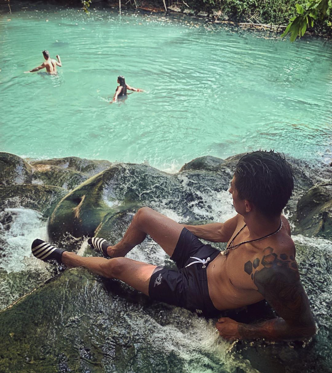 Никита Анисимов, после школы переехавший в Москву, на достигнутом не остановился. Теперь он покоряет Китай, путешествует по миру и рассказывает нам об этом