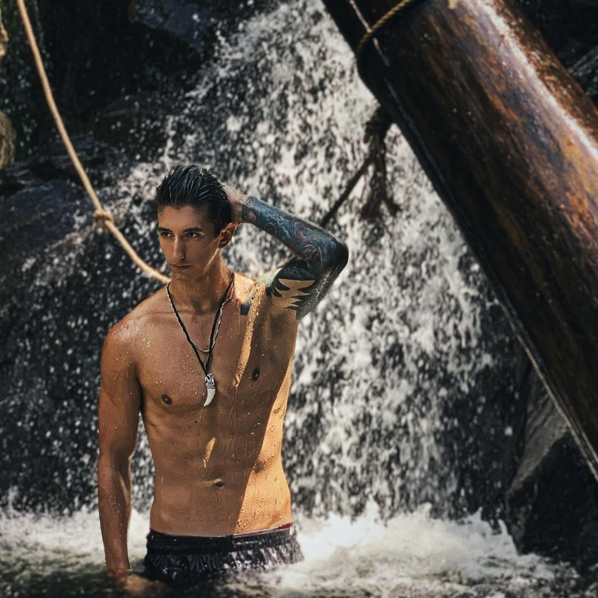 Никита Анисимов, после школы переехавший в Москву, на достигнутом не остановился. Теперь он покоряет Китай, путешествует по миру и рассказывает нам об этом