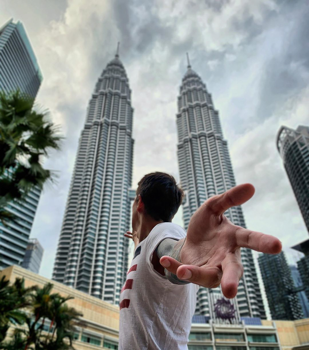 Никита Анисимов, после школы переехавший в Москву, на достигнутом не остановился. Теперь он покоряет Китай, путешествует по миру и рассказывает нам об этом