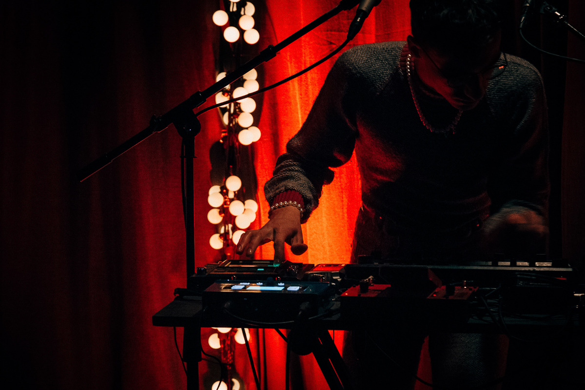 Голос и перкуссия - все, что нужно немецкому музыканту для создания композиции. Рассказываем о магии вне Хогвартса, зачаровавшей владимирских слушателей