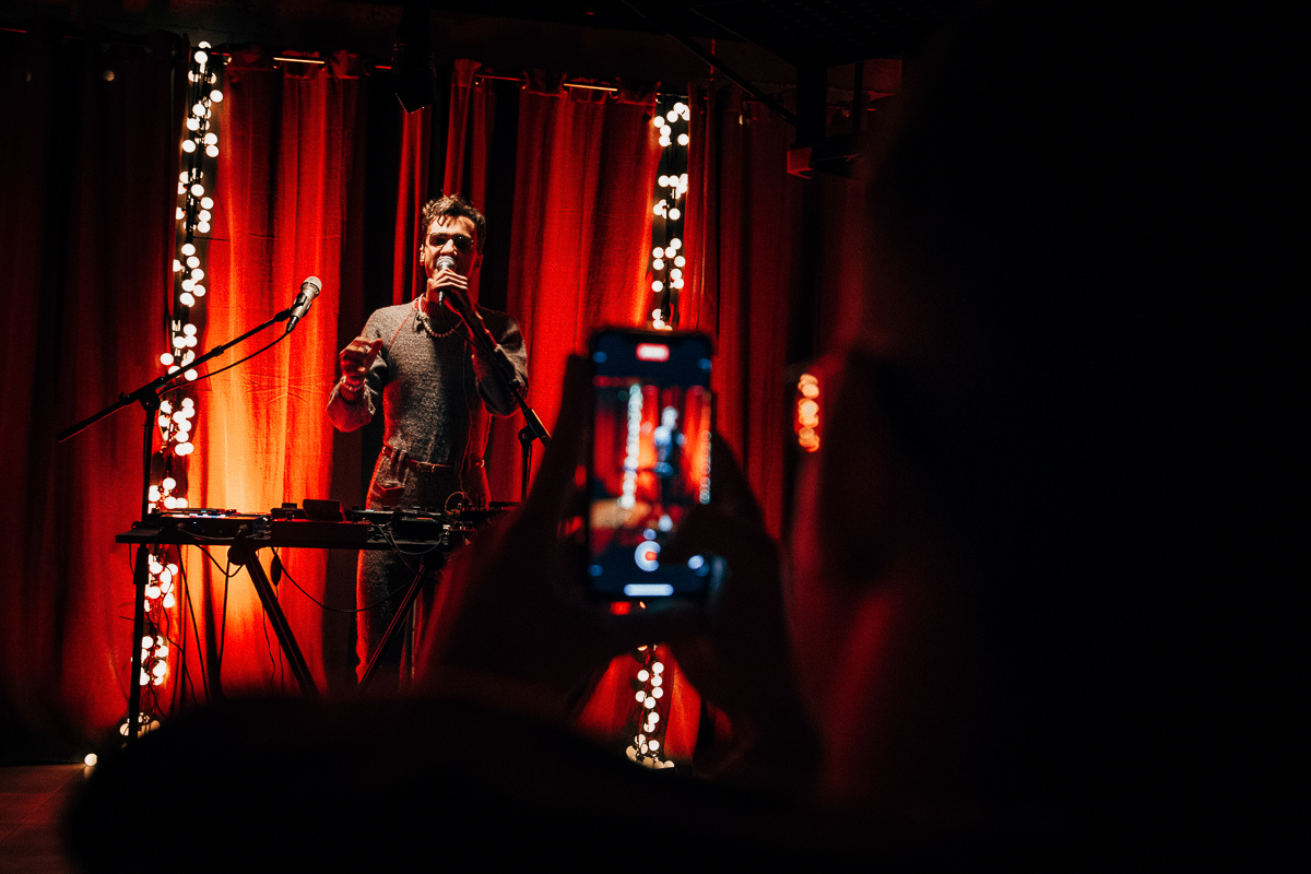 Голос и перкуссия - все, что нужно немецкому музыканту для создания композиции. Рассказываем о магии вне Хогвартса, зачаровавшей владимирских слушателей