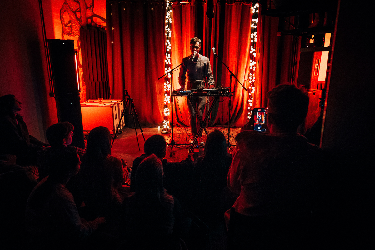 Голос и перкуссия - все, что нужно немецкому музыканту для создания композиции. Рассказываем о магии вне Хогвартса, зачаровавшей владимирских слушателей