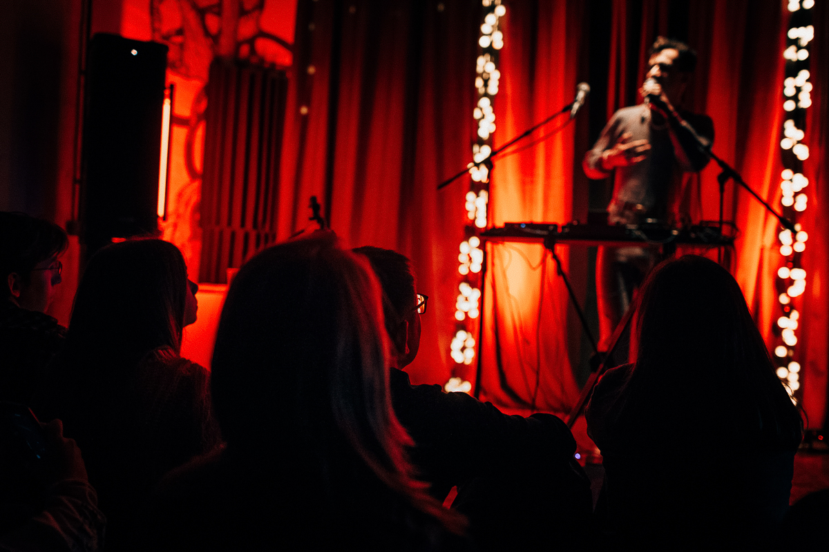 Голос и перкуссия - все, что нужно немецкому музыканту для создания композиции. Рассказываем о магии вне Хогвартса, зачаровавшей владимирских слушателей