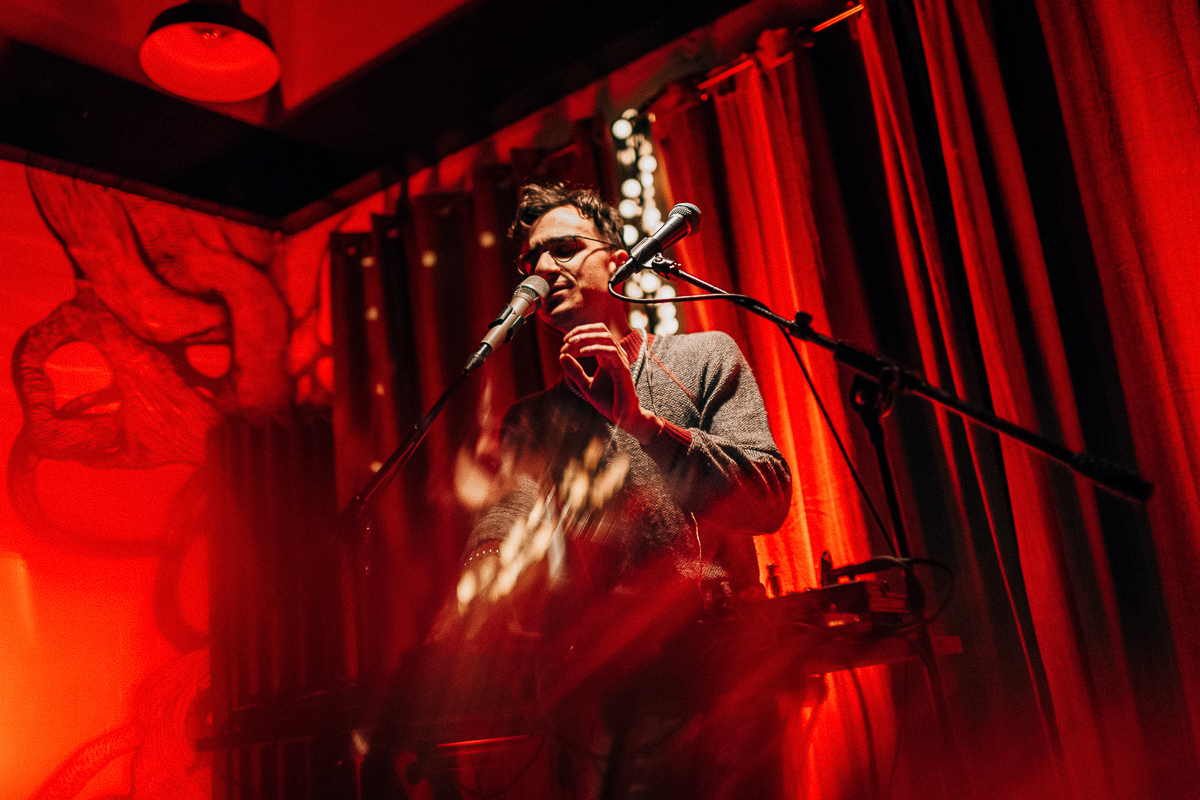 Голос и перкуссия - все, что нужно немецкому музыканту для создания композиции. Рассказываем о магии вне Хогвартса, зачаровавшей владимирских слушателей