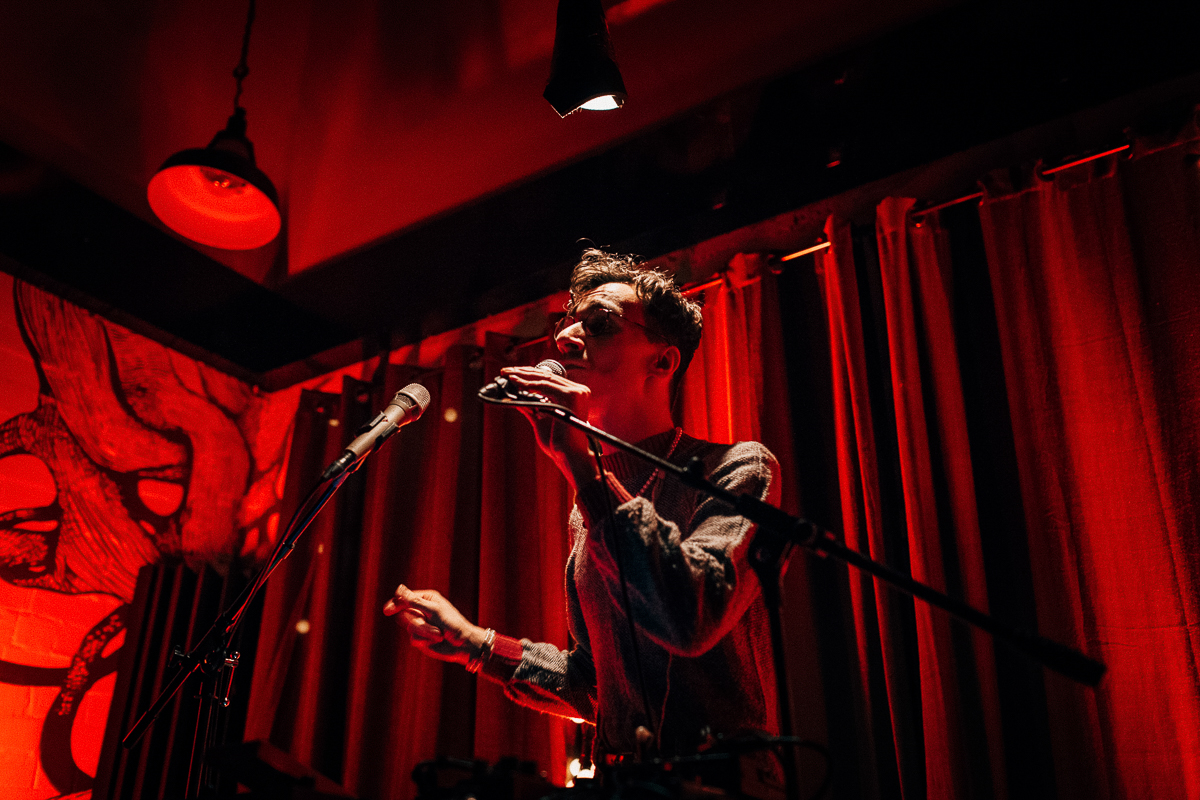 Голос и перкуссия - все, что нужно немецкому музыканту для создания композиции. Рассказываем о магии вне Хогвартса, зачаровавшей владимирских слушателей