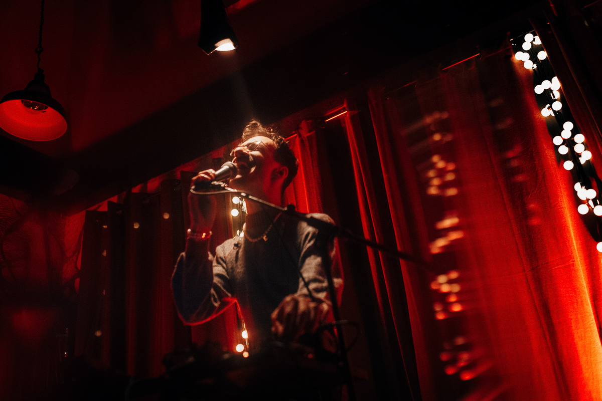 Голос и перкуссия - все, что нужно немецкому музыканту для создания композиции. Рассказываем о магии вне Хогвартса, зачаровавшей владимирских слушателей