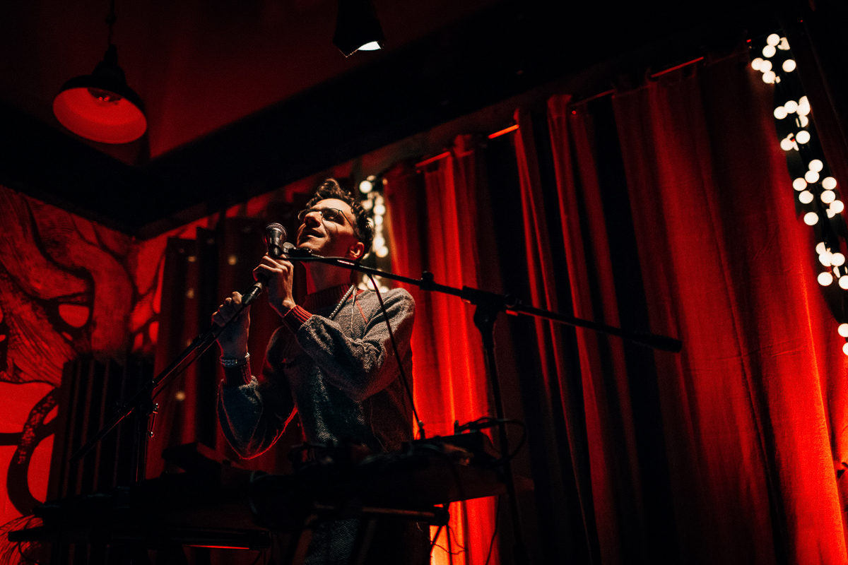 Голос и перкуссия - все, что нужно немецкому музыканту для создания композиции. Рассказываем о магии вне Хогвартса, зачаровавшей владимирских слушателей