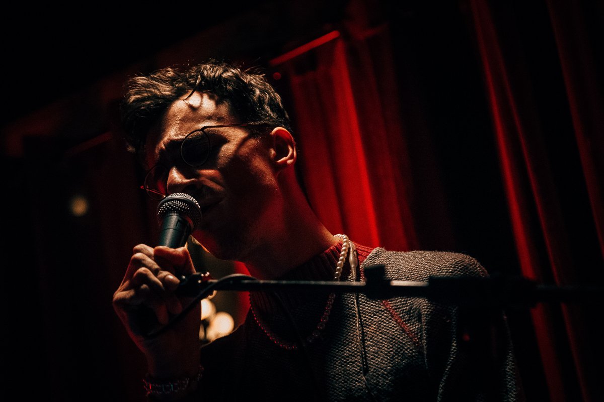 Голос и перкуссия - все, что нужно немецкому музыканту для создания композиции. Рассказываем о магии вне Хогвартса, зачаровавшей владимирских слушателей