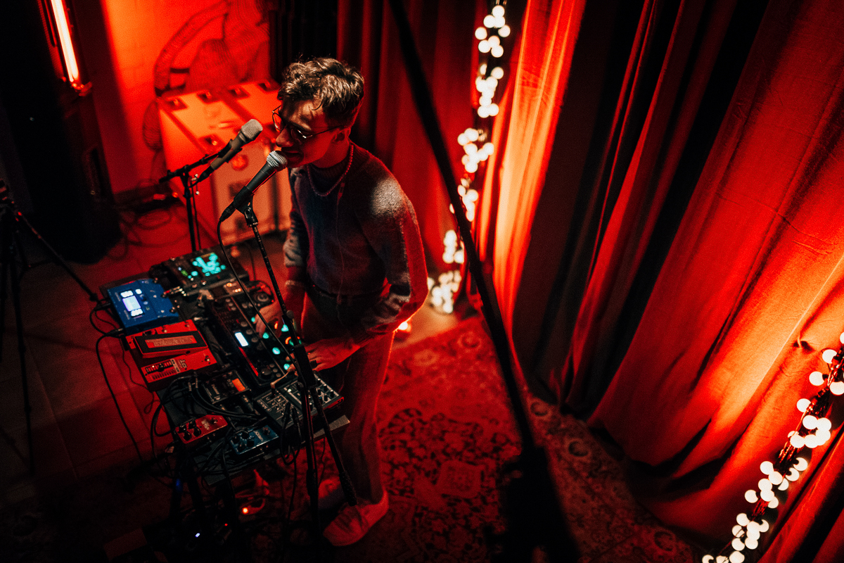 Голос и перкуссия - все, что нужно немецкому музыканту для создания композиции. Рассказываем о магии вне Хогвартса, зачаровавшей владимирских слушателей