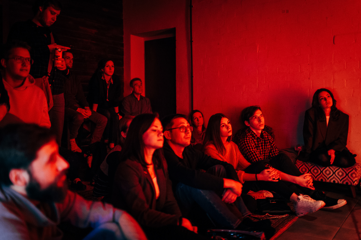 Голос и перкуссия - все, что нужно немецкому музыканту для создания композиции. Рассказываем о магии вне Хогвартса, зачаровавшей владимирских слушателей