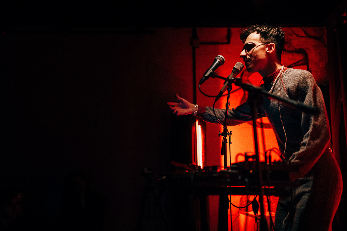 Голос и перкуссия - все, что нужно немецкому музыканту для создания композиции. Рассказываем о магии вне Хогвартса, зачаровавшей владимирских слушателей