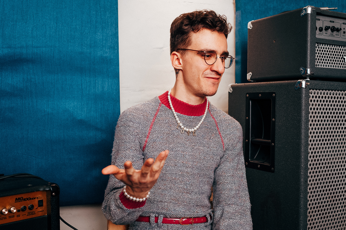 Голос и перкуссия - все, что нужно немецкому музыканту для создания композиции. Рассказываем о магии вне Хогвартса, зачаровавшей владимирских слушателей