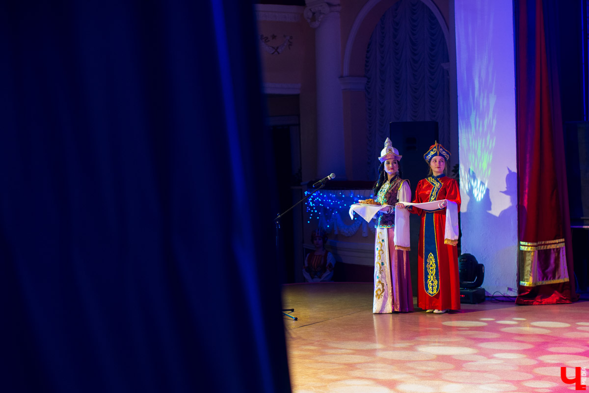 7 марта в ДК молодежи выбирали «Красу народов земли Владимирской-2020». На титул и корону претендовали 10 девушек