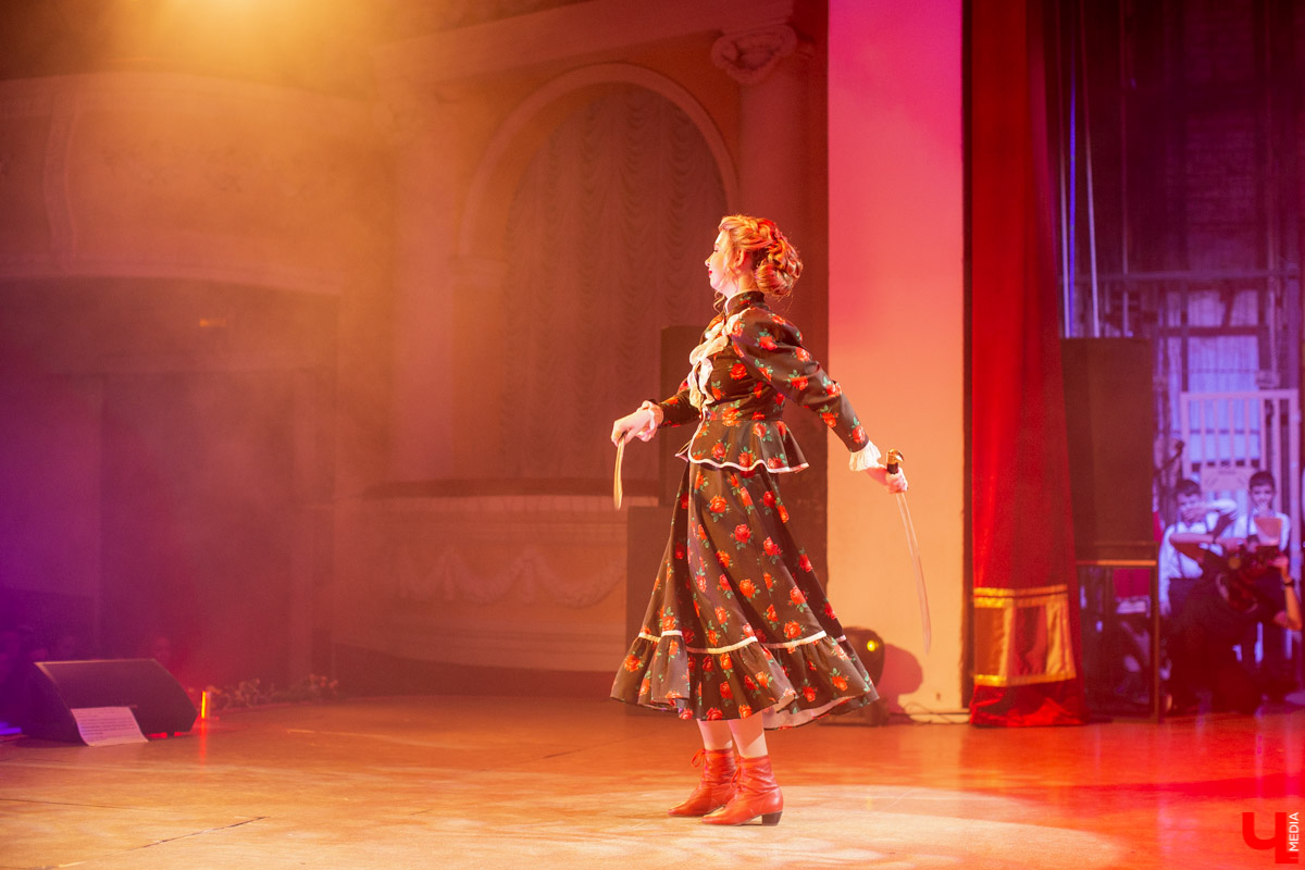 7 марта в ДК молодежи выбирали «Красу народов земли Владимирской-2020». На титул и корону претендовали 10 девушек