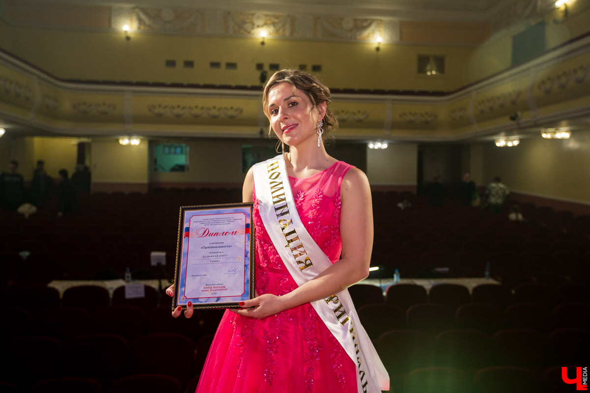 7 марта в ДК молодежи выбирали «Красу народов земли Владимирской-2020». На титул и корону претендовали 10 девушек