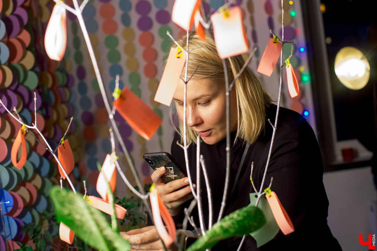 Королева «Твиттера» и «Инстаграма» Даша Дафна раздает лайфхаки: как уехать из Мурома в шестнадцать лет, завести блог, подружиться с рэперами, поработать редактором на Lifenews, Mash и за кассой магазина New Yorker