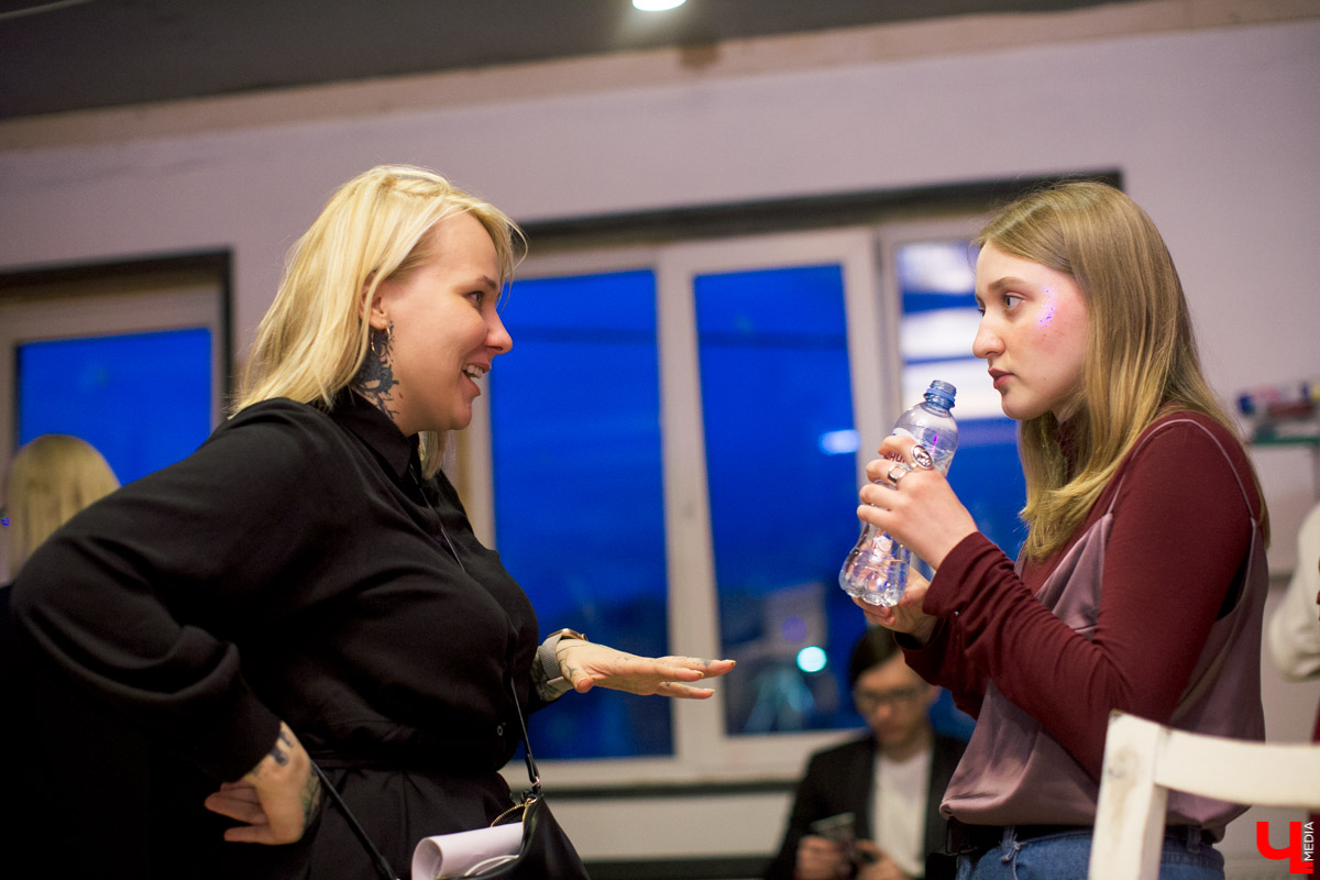 Королева «Твиттера» и «Инстаграма» Даша Дафна раздает лайфхаки: как уехать из Мурома в шестнадцать лет, завести блог, подружиться с рэперами, поработать редактором на Lifenews, Mash и за кассой магазина New Yorker