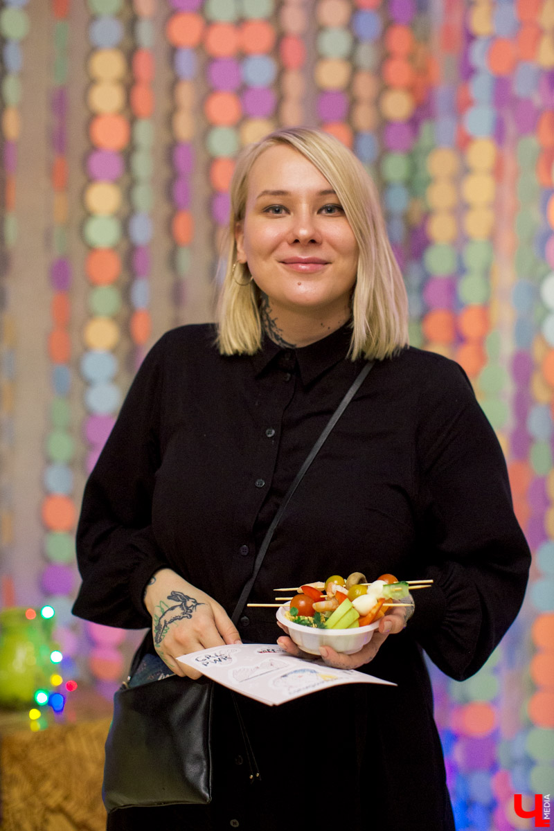 Королева «Твиттера» и «Инстаграма» Даша Дафна раздает лайфхаки: как уехать из Мурома в шестнадцать лет, завести блог, подружиться с рэперами, поработать редактором на Lifenews, Mash и за кассой магазина New Yorker