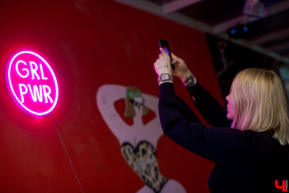 Королева «Твиттера» и «Инстаграма» Даша Дафна раздает лайфхаки: как уехать из Мурома в шестнадцать лет, завести блог, подружиться с рэперами, поработать редактором на Lifenews, Mash и за кассой магазина New Yorker