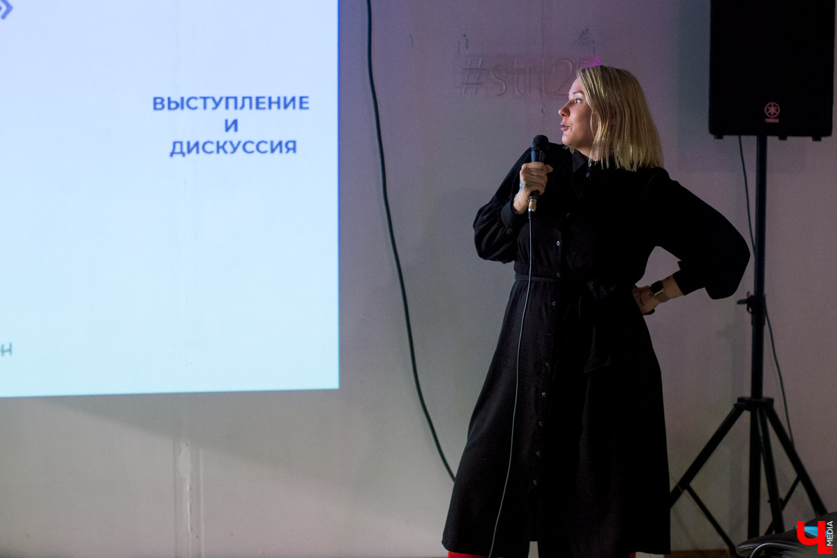 Королева «Твиттера» и «Инстаграма» Даша Дафна раздает лайфхаки: как уехать из Мурома в шестнадцать лет, завести блог, подружиться с рэперами, поработать редактором на Lifenews, Mash и за кассой магазина New Yorker