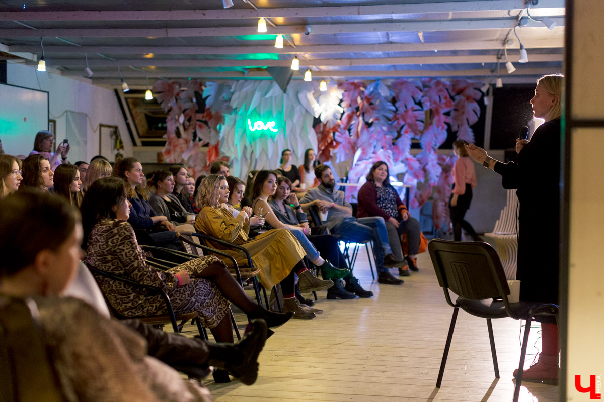 Королева «Твиттера» и «Инстаграма» Даша Дафна раздает лайфхаки: как уехать из Мурома в шестнадцать лет, завести блог, подружиться с рэперами, поработать редактором на Lifenews, Mash и за кассой магазина New Yorker