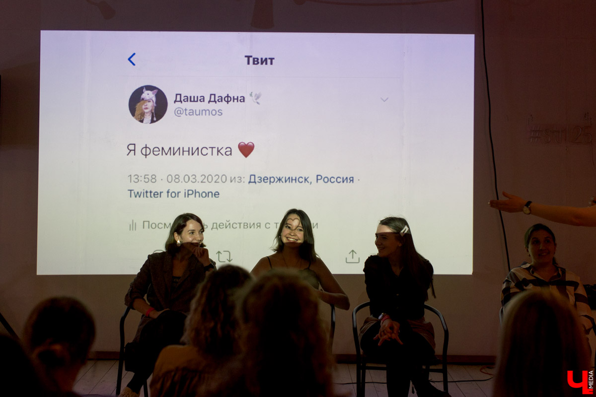 Королева «Твиттера» и «Инстаграма» Даша Дафна раздает лайфхаки: как уехать из Мурома в шестнадцать лет, завести блог, подружиться с рэперами, поработать редактором на Lifenews, Mash и за кассой магазина New Yorker