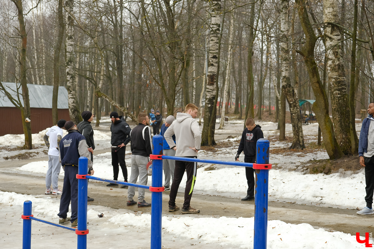 Ребята из сообщества «Трезвый град Владимир» проводят тренировки для всех желающих в парке «Дружба»